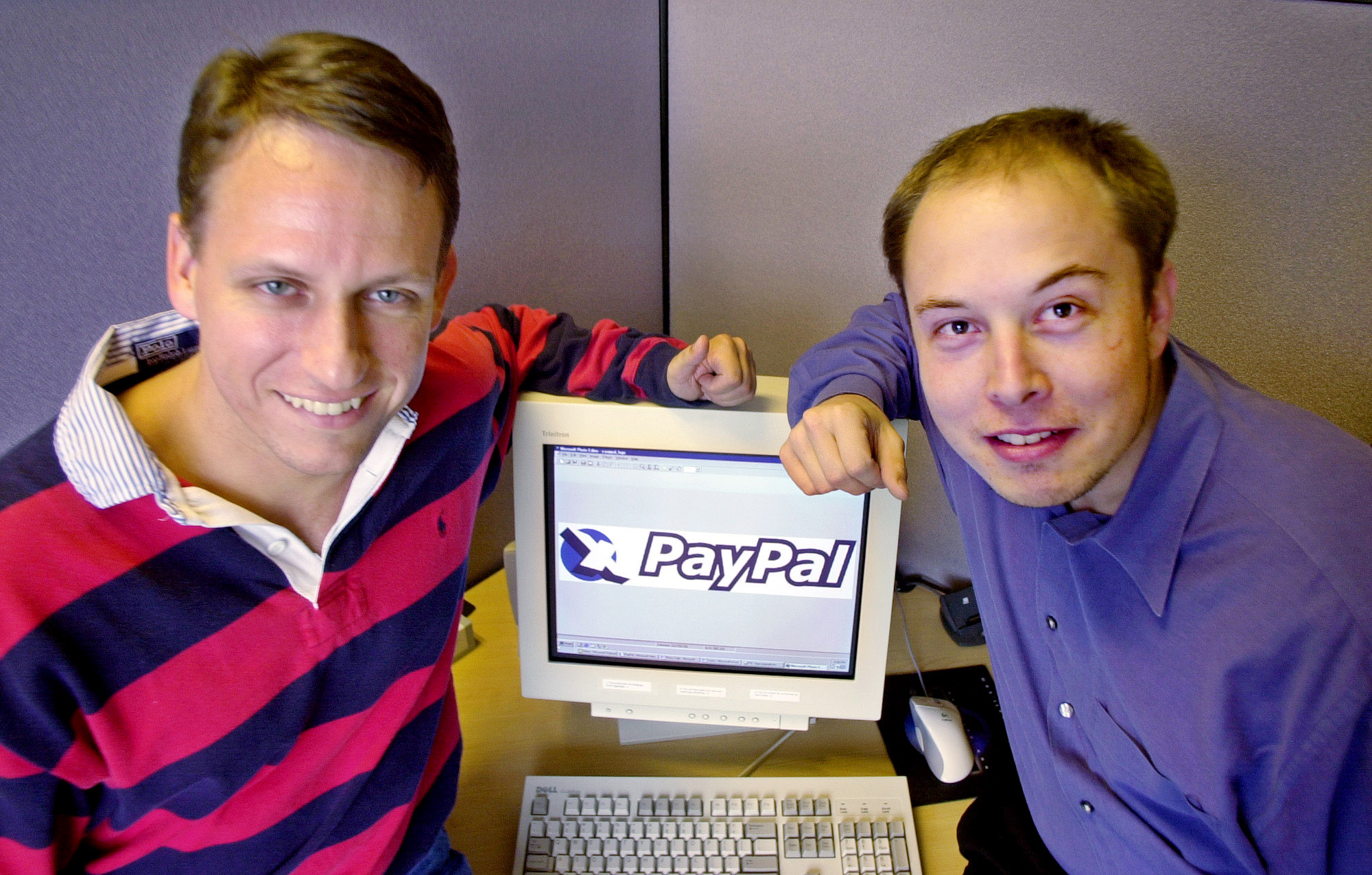 El director ejecutivo de PayPal, Peter Thiel, a la izquierda, y el fundador Elon Musk, a la derecha, posan con el logotipo de PayPal en la sede corporativa en Palo Alto, California, el 20 de octubre de 2000. Paul Sakuma — AP
