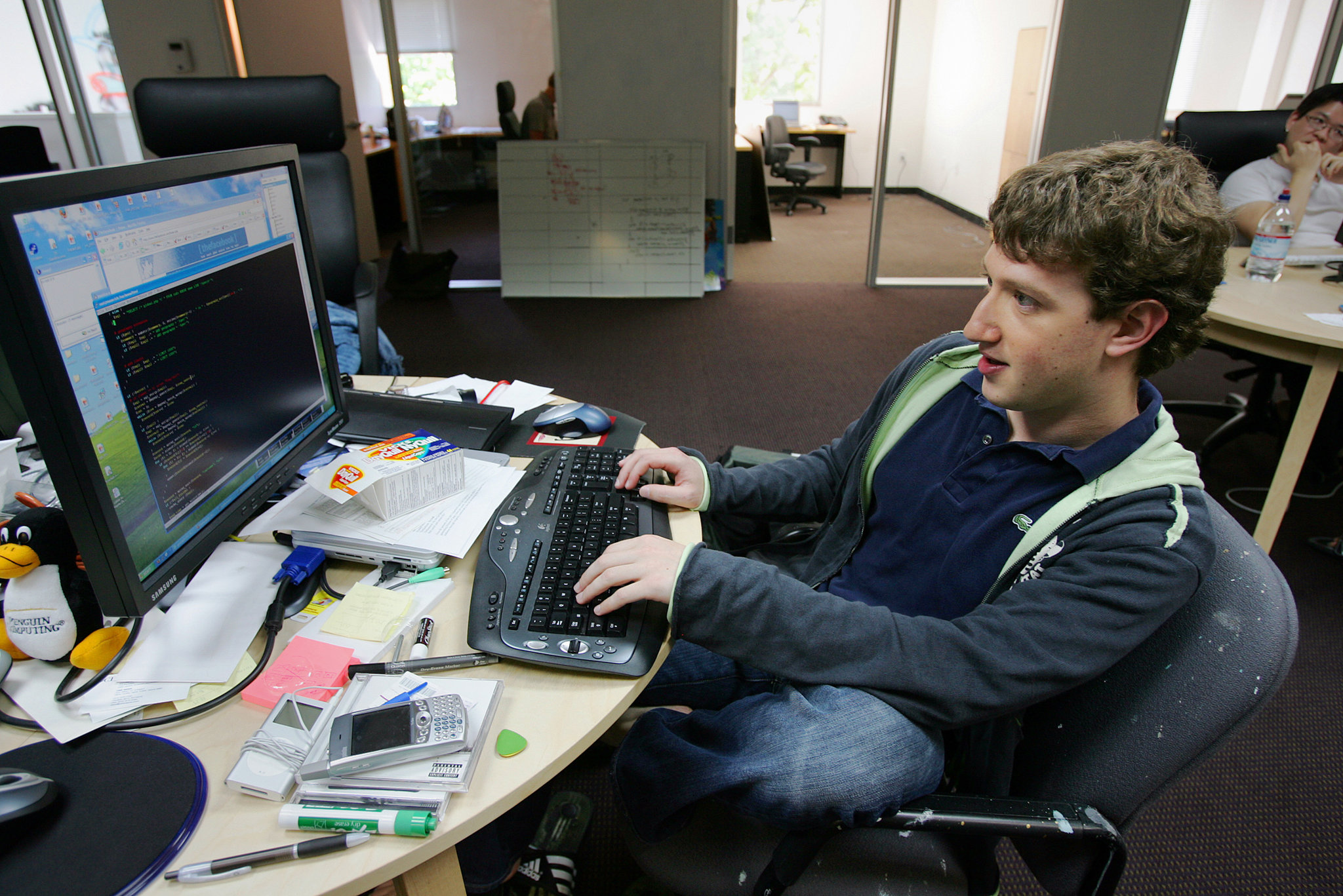 Mark Zuckerberg trabajando en las nuevas oficinas de Palo Alto